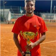 Istruttore di tennis impartisce lezioni private e di gruppo per i non agonisti e per chi si affaccia per la prima volta a questo meraviglioso sport